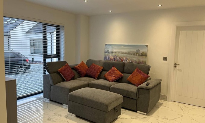 Newry Apartment | Luxury Apartment-Private Bathroom