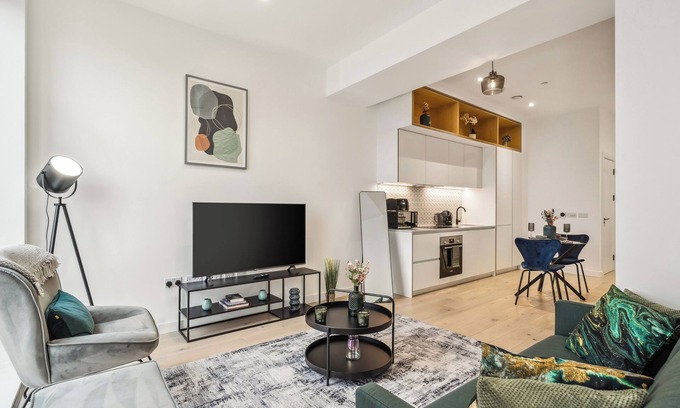 London Borough of Hounslow Apartment | Luxury Apartment with Gym, Cinema, Game Room, Park, near Station