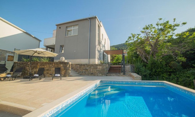 Srinjine Apartment | Luxury apartment with pool-The Box