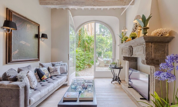 Lucca Historical Center Apartment | Luxury Apartment with Private Garden inside Lucca