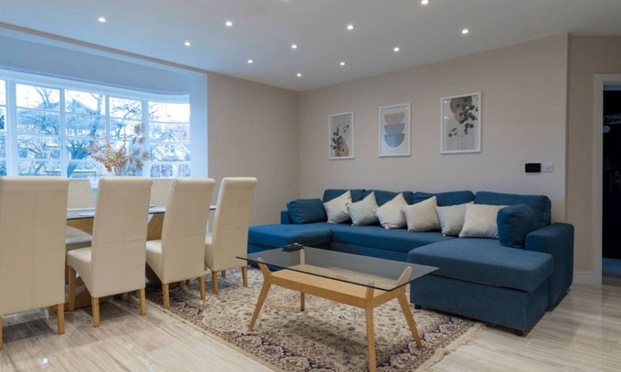 Brondesbury Park Apartment | Luxury Apt w Underfloor Heating & Large Smart TV