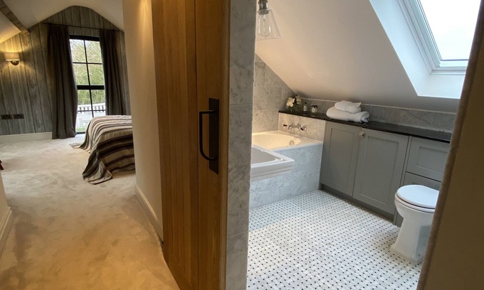 Riseley House | Luxury barn - 3 bed, 3 bath with stunning garden & hot-tub