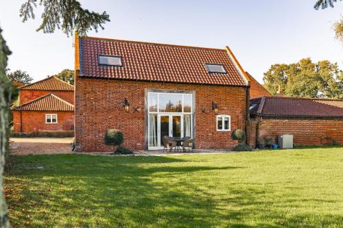 Wymondham House | Luxury barn Retreat - sleeps 2-4, quiet location with parking