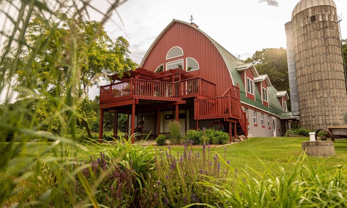 Briggsville House | Luxury Barn Stay-Spacious Kitchen/Living Room/Minutes to Dells/Skiing