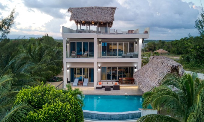 Plantation Villa | Luxury Beach front Villa withthe best dock/pier in Placencia.