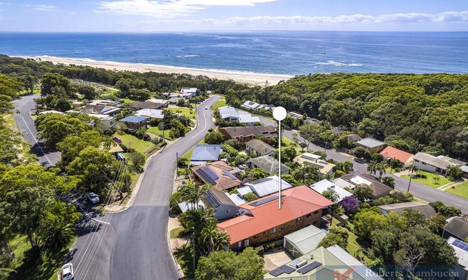Nambucca Heads House | Luxury Beach House - secluded area of Nambucca, 5 minute walk to the beach