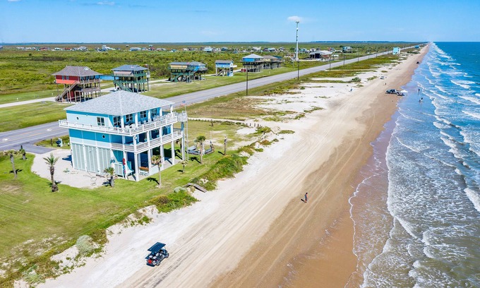 Port Bolivar House | Luxury | Beachfront | Hot Tub | Firepit & Tiki bar