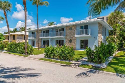 Juno Beach Apartment | Luxury Beachside Condo 1 Steps to the Beach