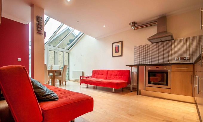 Greenhithe House | Luxury Bluewater Holiday Home - Opal Red Suite