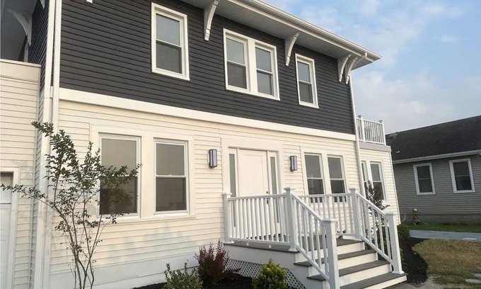 Pleasantville House | Luxury Boho Bay House. Balcony with Sunset Views, Near Casinos & Beach