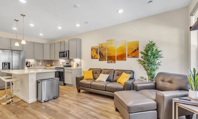 Westridge House | Luxury Brand New Townhouse, family and pet friendly