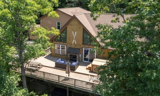 Mount Jackson Cabin | Luxury Bryce Cabin w/Hot Tub, Mountain Views, Theater, Game Room, Firepit!