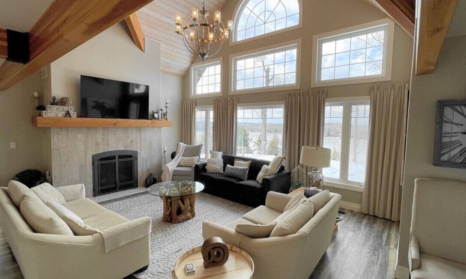 Havelock-Belmont-Methuen House | Luxury Lakefront: Captivating Vistas on Jack Lake