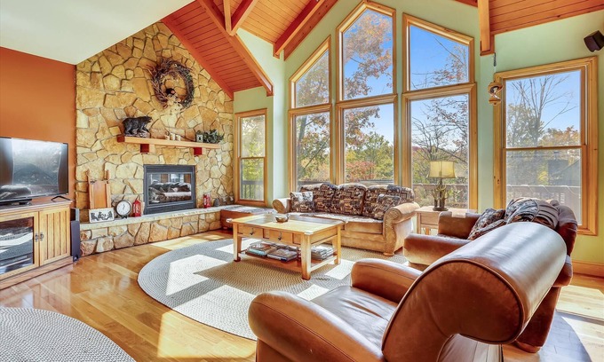 Davis House | Luxury Cabin, HIGH SPEED INTERNET, Central Location, Pet Friendly,Mins to trails