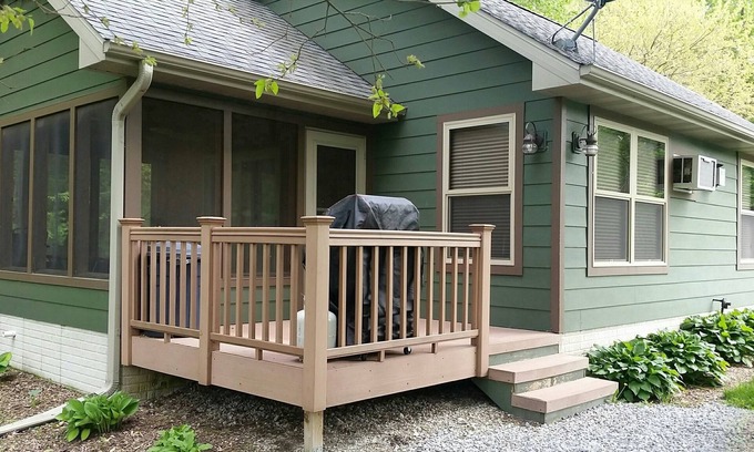 Pella Cabin | Luxury Cabins with two person jacuzzi tub. Fabulous location near Lake Red Rock.