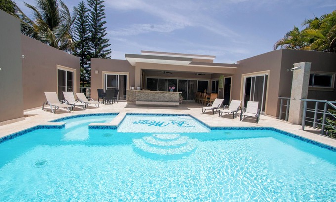 La Mulata House | Luxury Caribbean 5BR Villa – Private Pool, BBQ & Ocean Breezes