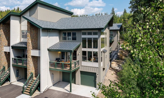 Rendezvous House | Luxury Chalet 20 I Private Hot Tub I Great Views I Best Price I Discounted Attractions