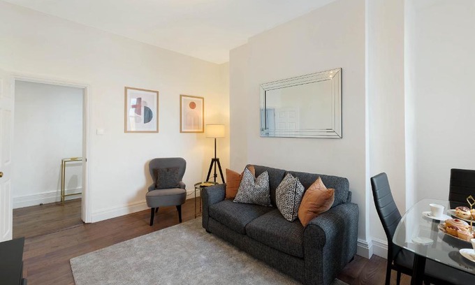 Redcliffe Apartment | Luxury Chelsea Apartment
