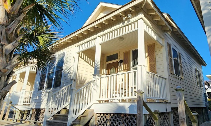 Atlantic Beach House | Luxury Clean House Sleeps Families of 9 Steps from Ocean Atlantic Beach & Pool
