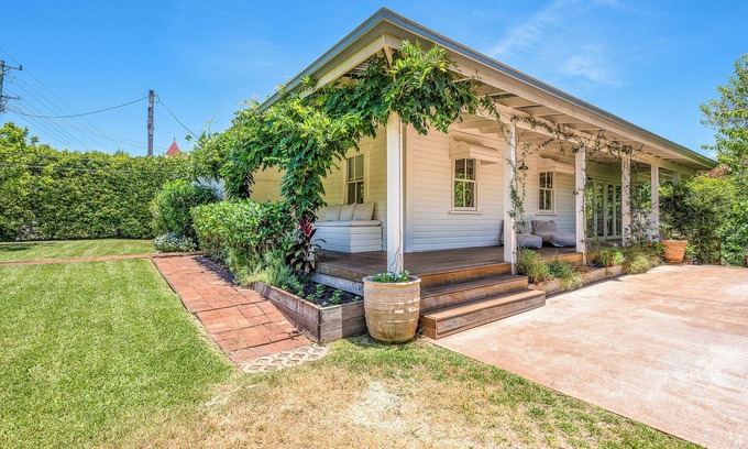 Clunes Cottage | Luxury Clunes Cottage | Hot Tub | Pet Friendly