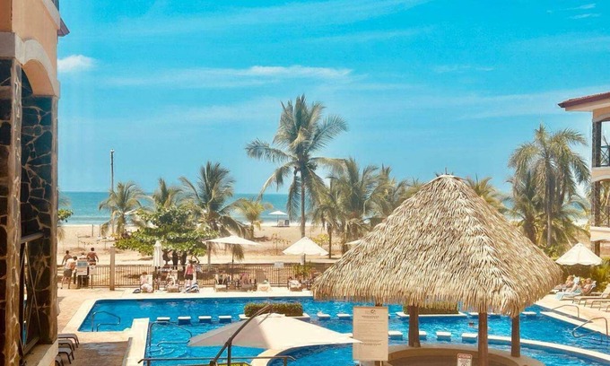 Barrio Los Villalobos Condo | Luxury Condo Beachfront Playa Jacó, 3 Beds, 2 Bath, AC, Infinity Pools & Balcony