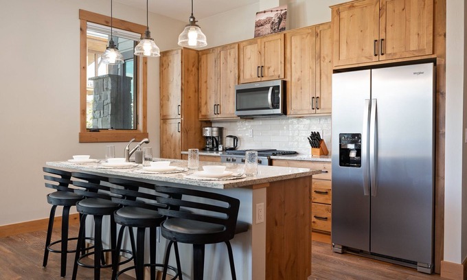 Fraser House | Luxury Condo E101 I Private Hot Tub I Garage I Great Views I Discounted Attractions