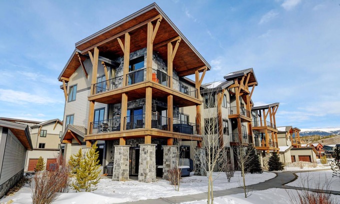 Fraser House | Luxury Condo E203 I Private Hot Tub I Great Views I Best Price I Discounted Attractions