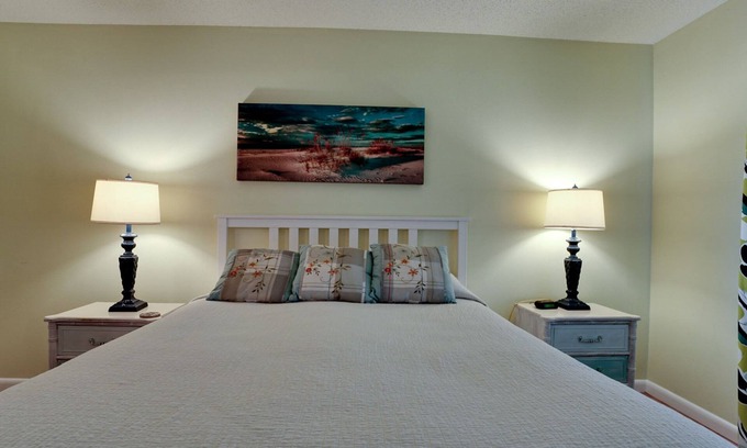 Trailer Estates Condo | LUXURY CONDO, FREE WIFI, IMG 3 MINUTES, POOLS, TENNIS, ANNA MARIA BEACHES