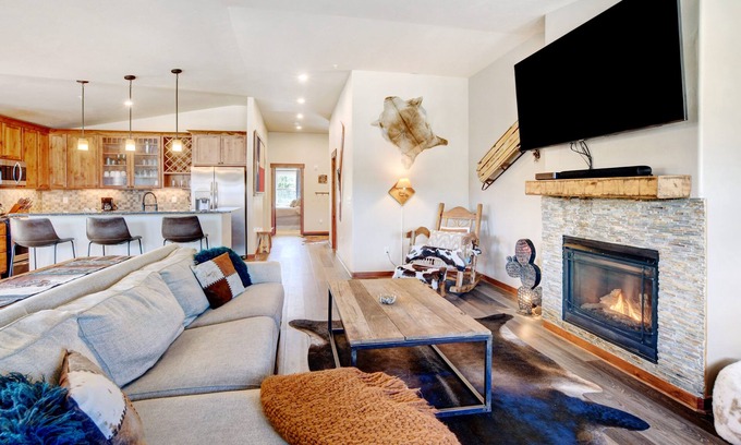 Fraser House | Luxury Condo G301 I Private Hot Tub I Great Views I Best Price I Discounted Attractions