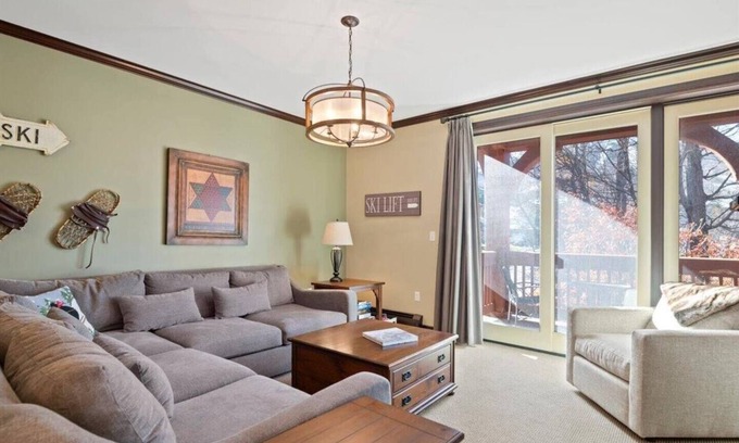 Stratton Mountain Condo | LUXURY CONDO l 2 EN SUITES l FALL FOLIAGE l POOL & HOT TUB