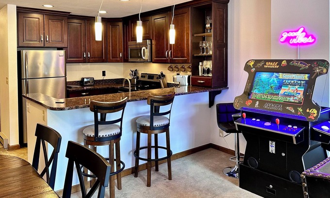 Avon Condo | Luxury Condo, Prime Location, Walk to Gondola & restaurants, Family Friendly.