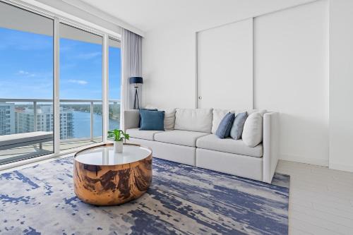 Central Beach Apartment | Luxury Corner 1 BR W Residence with Fantastic Intercoastal Views, Pool & Hot tub