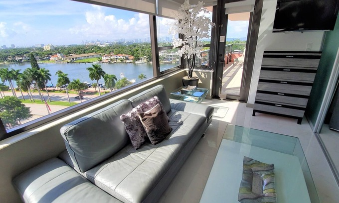 Mid Beach Apartment | Luxury Corner Beach & Pool 2.5 Bedroom - 1121