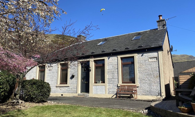 Menstrie Cottage | Luxury cottage, hot tub and wood burner, ideal for families celebrations.