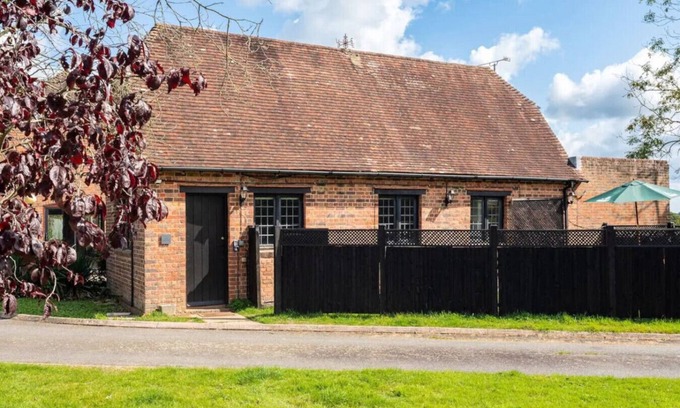 Upper Dicker House | Luxury Cottage with Tennis Court, Hot Tub and BBQ