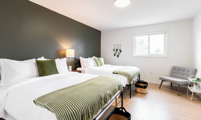 Barrie House | Luxury Cozy Family Retreat w/King Bed | BBQ Grill | Game Room | Garden View