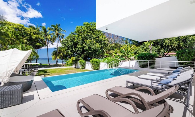 Coco House | Luxury 6 bedroom home with private pool BEACH FRONT