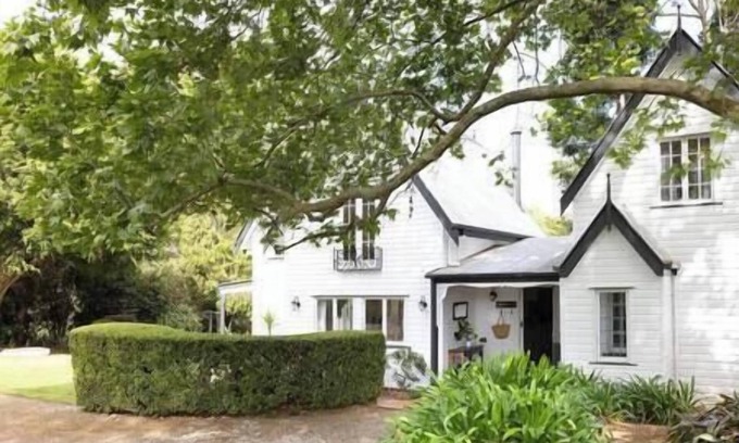 Witta House | Luxury Designer Country Cottage Escape