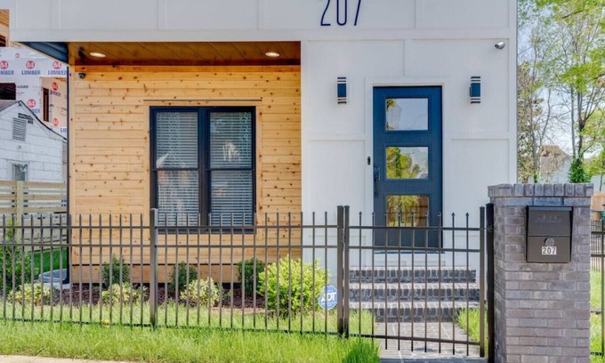 Chestnut Hill House | Luxury Downtown Nashville Rooftop Deck 11 Beds
