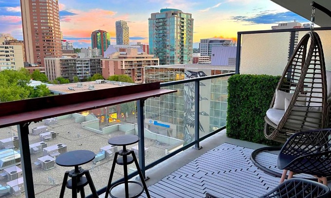 Connaught Apartment | LUXURY DT, 2 Bedroom DEAL, Private Balcony, Full Kitchen, Gym - FREE PARKING