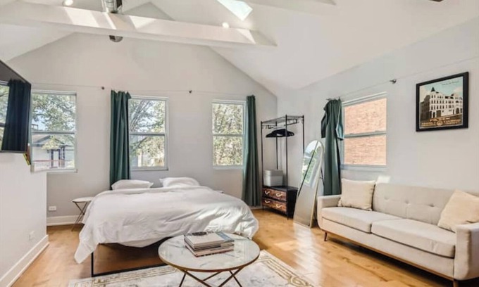 Lower West Side Apartment | Luxury East Pilsen Studio with Cal King Bed for 2