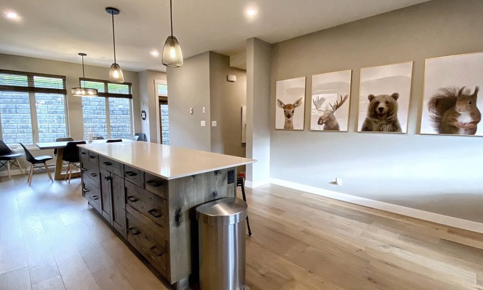 Sun Peaks House | 🌟Luxury Echo Landing🌟 Ski-in/Ski-Out 3 Bdrm Townhome with Hot Tub