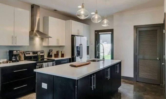 Chestnut Hill House | Luxury Escape at on 2nd Ave