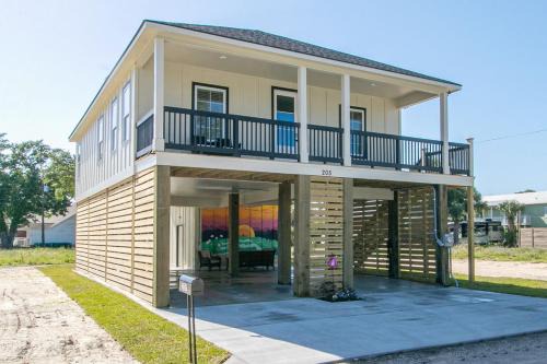 Mississippi City Apartment | Luxury Family home near Casinos with King Bed, steps away from the Beach, Game Room, and Free Parking