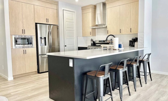Calgary House | Luxury Family Retreat: 6 Bedroom & Double Garage