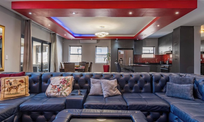 Bloubergstrand House | Luxury Family Villa | Grill | Smart TV | A/C
