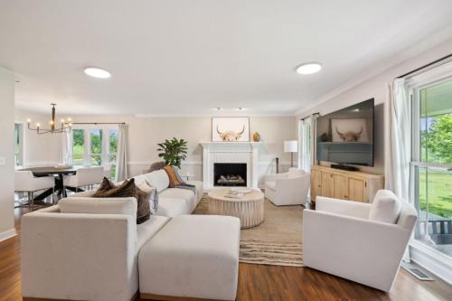 Thompson's Station House | Luxury Farm House with Game room & Outdoor Retreat