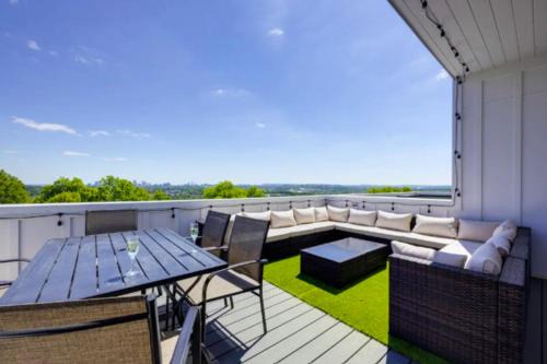 Nashville House | Luxury four-story Home with Rooftop views, 10min to Downtown! Sleeps 12!