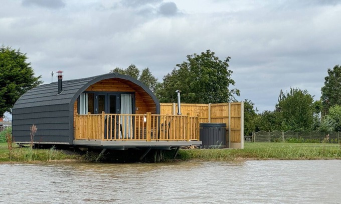 Frampton Cabin | Luxury Glamping Pod over Fishing Lake