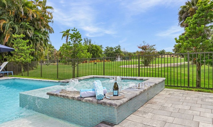 Central Naples House | Luxury Golf-Front Retreat | 3BR/3BA | HTD Pool, Jacuzzi, GOLF AVAILABLE